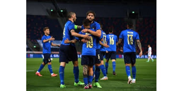 Hráči italského národního fotbalového týmu se stávají ohniskem letních autogramiád